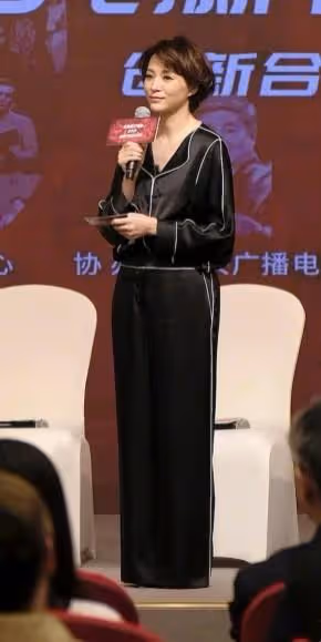 用基礎款打造高級感!董卿針織衫搭牛仔褲,疊腿坐雙腿修長氣場強