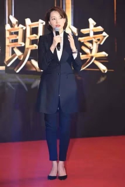 用基礎款打造高級感!董卿針織衫搭牛仔褲,疊腿坐雙腿修長氣場強