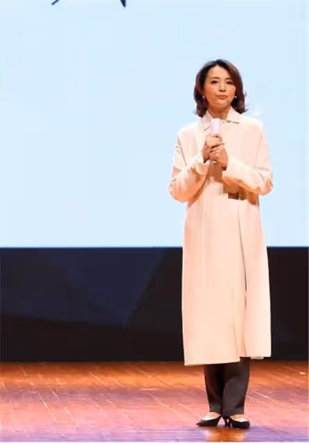 用基礎款打造高級感!董卿針織衫搭牛仔褲,疊腿坐雙腿修長氣場強