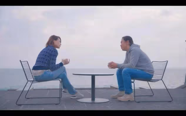 用基礎款打造高級感!董卿針織衫搭牛仔褲,疊腿坐雙腿修長氣場強