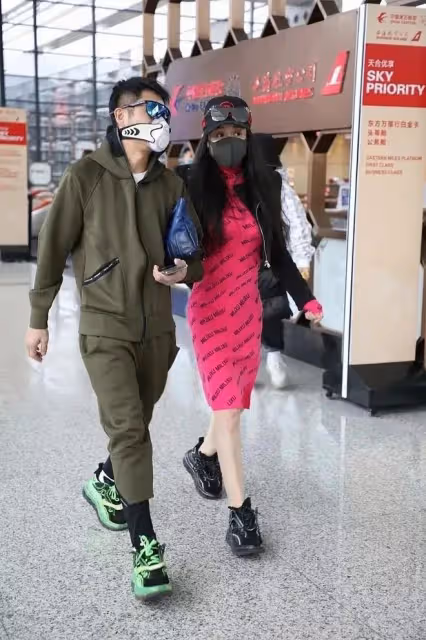 鄒市明夫婦現身!冉瑩穎穿修身打底難掩好身材,走路氣勢太像大哥