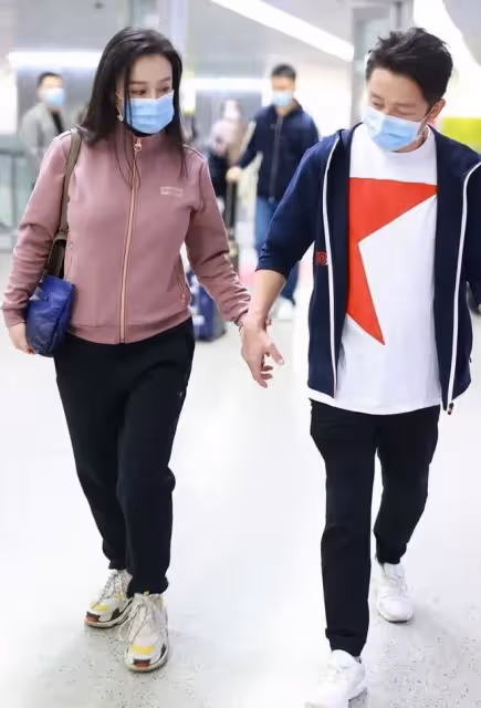 鄒市明夫婦現身!冉瑩穎穿修身打底難掩好身材,走路氣勢太像大哥