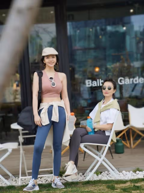 34歲李思思母女罕同框!媽媽穿闊腿褲大臉盤太年輕,不輸三木媽