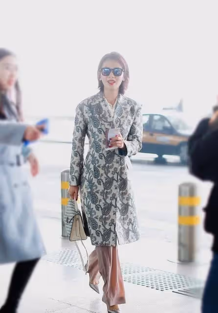 劉濤同框秦海璐!衛衣搭金耳環真美,林峯嬌妻穿破洞褲長腿似超模