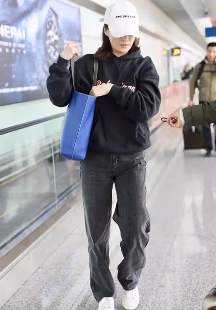 劉濤同框秦海璐!衛衣搭金耳環真美,林峯嬌妻穿破洞褲長腿似超模