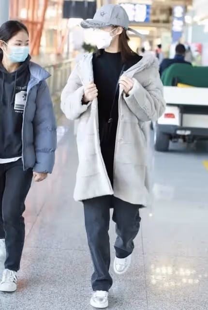 劉濤同框秦海璐!衛衣搭金耳環真美,林峯嬌妻穿破洞褲長腿似超模