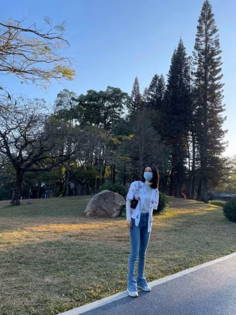 劉濤同框秦海璐!衛衣搭金耳環真美,林峯嬌妻穿破洞褲長腿似超模