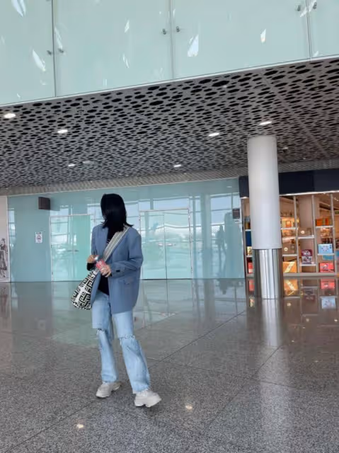 劉濤同框秦海璐!衛衣搭金耳環真美,林峯嬌妻穿破洞褲長腿似超模