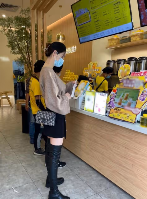劉濤同框秦海璐!衛衣搭金耳環真美,林峯嬌妻穿破洞褲長腿似超模