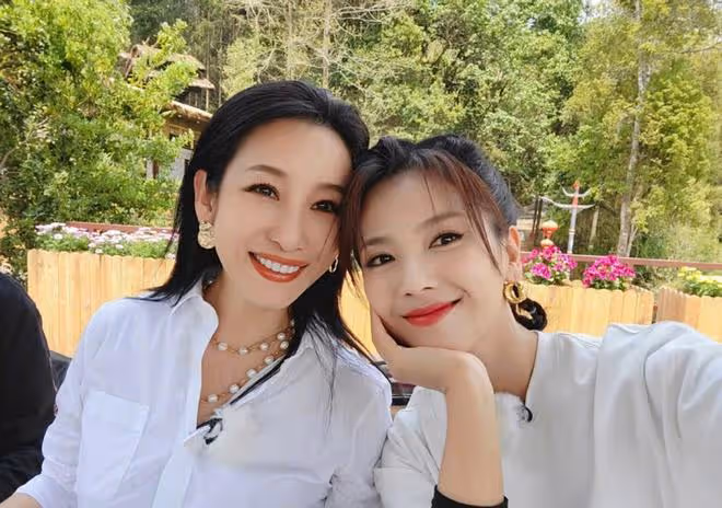 劉濤同框秦海璐!衛衣搭金耳環真美,林峯嬌妻穿破洞褲長腿似超模