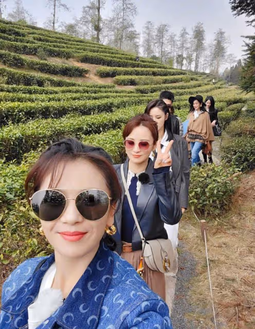 劉濤同框秦海璐!衛衣搭金耳環真美,林峯嬌妻穿破洞褲長腿似超模