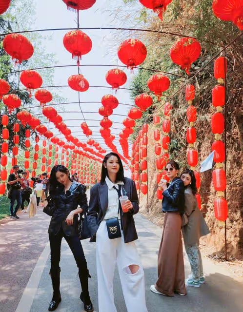 劉濤同框秦海璐!衛衣搭金耳環真美,林峯嬌妻穿破洞褲長腿似超模