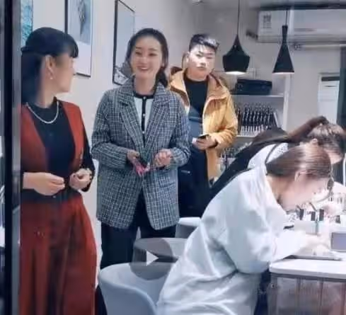 大衣哥兒媳成老闆!穿西裝疊腿坐老闆椅真霸氣,辦公室裝潢太奢華