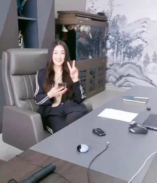 大衣哥兒媳成老闆!穿西裝疊腿坐老闆椅真霸氣,辦公室裝潢太奢華