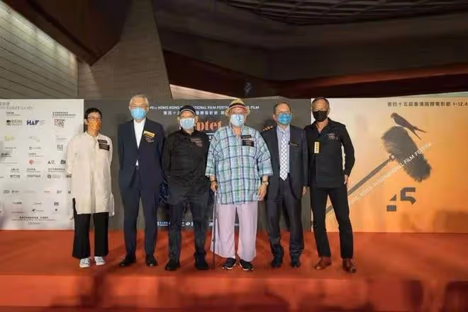 香港電影節59歲林雪罕見現身!穿西裝胖成球,洪金寶拄拐穿睡衣