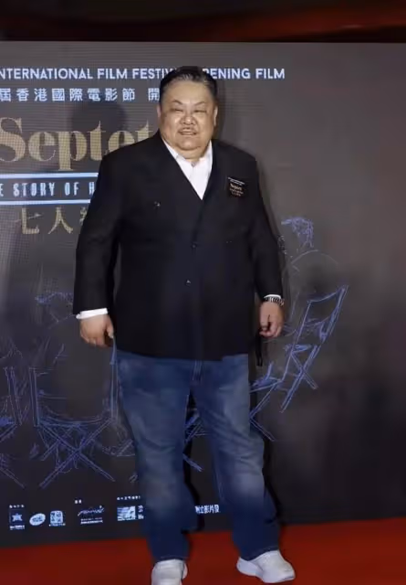 香港電影節59歲林雪罕見現身!穿西裝胖成球,洪金寶拄拐穿睡衣