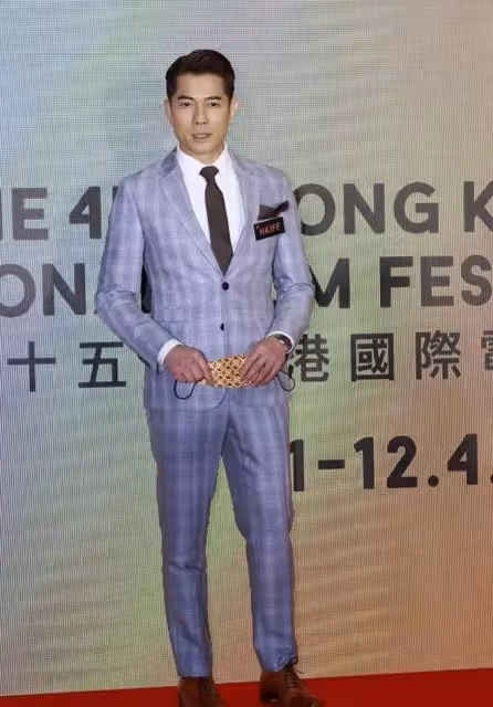 香港電影節59歲林雪罕見現身!穿西裝胖成球,洪金寶拄拐穿睡衣