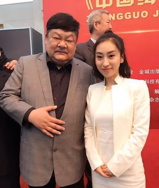 香港電影節59歲林雪罕見現身!穿西裝胖成球,洪金寶拄拐穿睡衣
