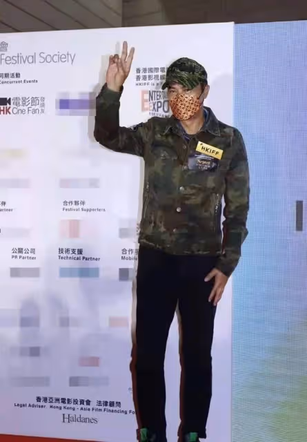 香港電影節59歲林雪罕見現身!穿西裝胖成球,洪金寶拄拐穿睡衣