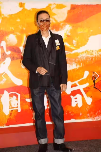 香港電影節59歲林雪罕見現身!穿西裝胖成球,洪金寶拄拐穿睡衣