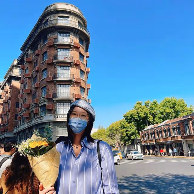 女排惠若琪私下認不出!挺8月孕肚逛街,戴貝雷帽配襯衣裙太溫柔