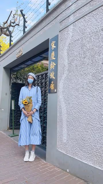 女排惠若琪私下認不出!挺8月孕肚逛街,戴貝雷帽配襯衣裙太溫柔