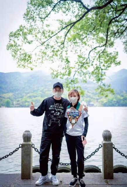孫儷帶老公爬山不忘秀恩愛！穿衣簡便又時髦，鄧超反而讓老婆背著