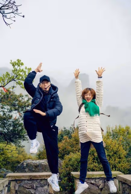 孫儷帶老公爬山不忘秀恩愛！穿衣簡便又時髦，鄧超反而讓老婆背著