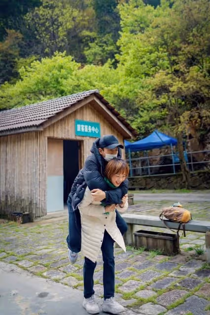 孫儷帶老公爬山不忘秀恩愛！穿衣簡便又時髦，鄧超反而讓老婆背著
