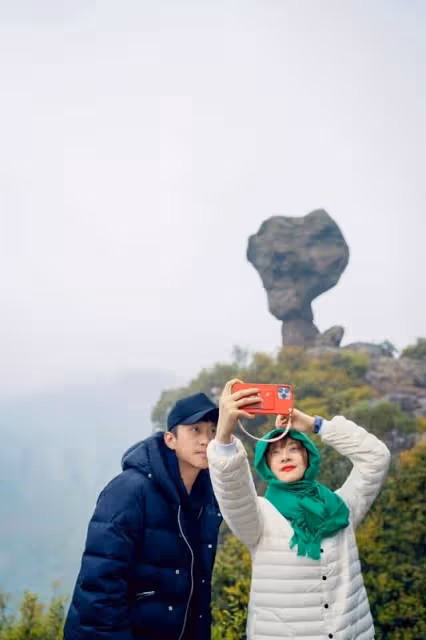 孫儷帶老公爬山不忘秀恩愛！穿衣簡便又時髦，鄧超反而讓老婆背著