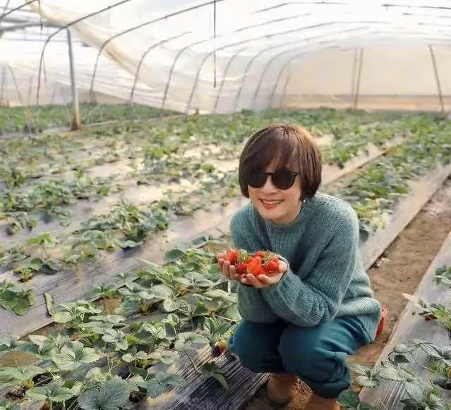 孫儷帶老公爬山不忘秀恩愛！穿衣簡便又時髦，鄧超反而讓老婆背著