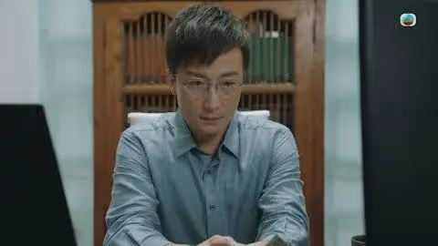 44歲港星新劇掉馬挑戰瘋癲演技，與女友感情穩定，透露父母有催婚