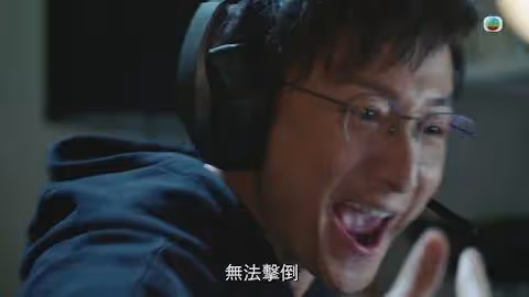 44歲港星新劇掉馬挑戰瘋癲演技，與女友感情穩定，透露父母有催婚