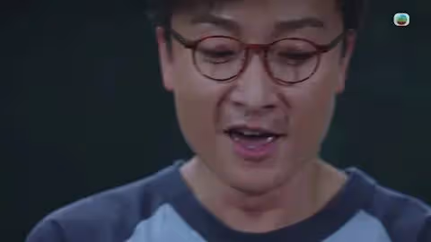 44歲港星新劇掉馬挑戰瘋癲演技，與女友感情穩定，透露父母有催婚