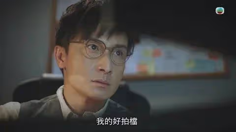 44歲港星新劇掉馬挑戰瘋癲演技，與女友感情穩定，透露父母有催婚