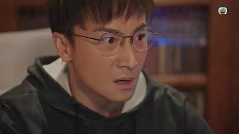 44歲港星新劇掉馬挑戰瘋癲演技，與女友感情穩定，透露父母有催婚