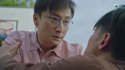 44歲港星新劇掉馬挑戰瘋癲演技，與女友感情穩定，透露父母有催婚