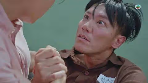 44歲港星新劇掉馬挑戰瘋癲演技，與女友感情穩定，透露父母有催婚