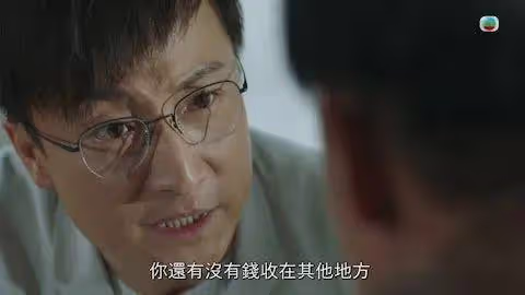 44歲港星新劇掉馬挑戰瘋癲演技，與女友感情穩定，透露父母有催婚