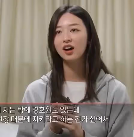 44歲港星新劇掉馬挑戰瘋癲演技，與女友感情穩定，透露父母有催婚