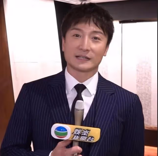 44歲港星新劇掉馬挑戰瘋癲演技，與女友感情穩定，透露父母有催婚