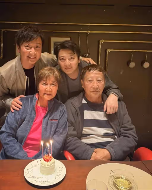 44歲港星新劇掉馬挑戰瘋癲演技，與女友感情穩定，透露父母有催婚