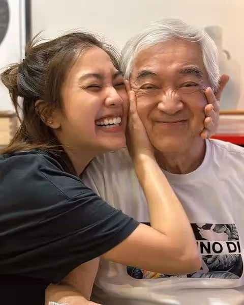 78歲香港知名演員重慶吃海底撈被偶遇，網友竟認錯是另一位老戲骨