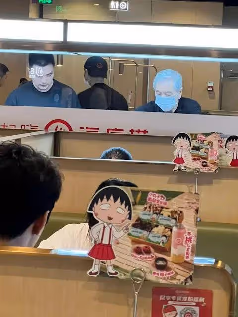 78歲香港知名演員重慶吃海底撈被偶遇，網友竟認錯是另一位老戲骨
