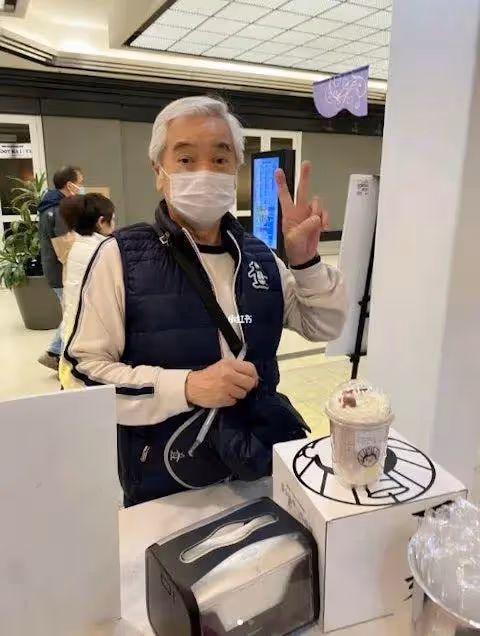 78歲香港知名演員重慶吃海底撈被偶遇，網友竟認錯是另一位老戲骨