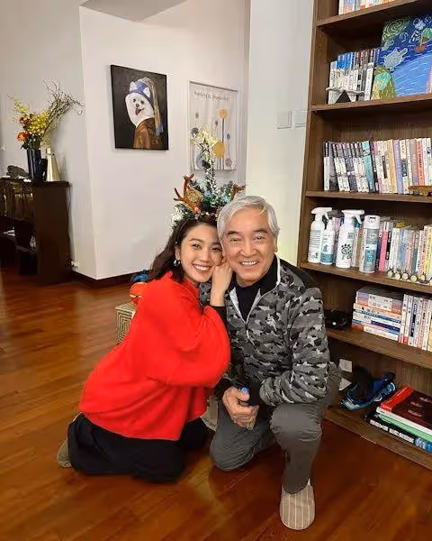 78歲香港知名演員重慶吃海底撈被偶遇，網友竟認錯是另一位老戲骨