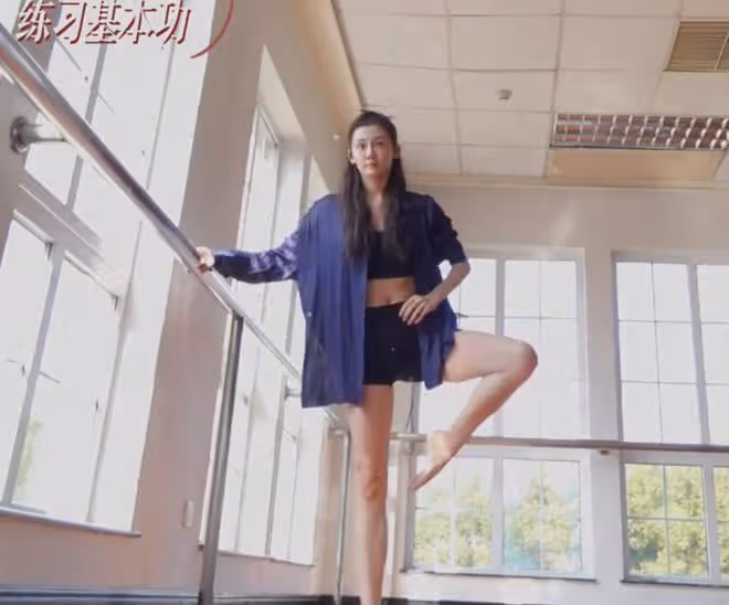 鄭愷老婆罕曬22年前練舞照，一字馬好驚艷，當媽後舞蹈功底依舊