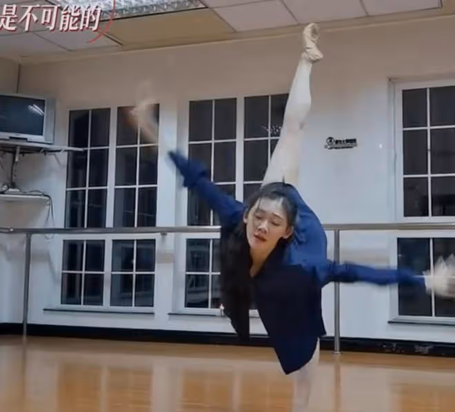 鄭愷老婆罕曬22年前練舞照，一字馬好驚艷，當媽後舞蹈功底依舊