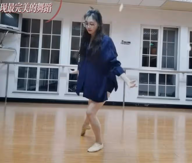 鄭愷老婆罕曬22年前練舞照，一字馬好驚艷，當媽後舞蹈功底依舊
