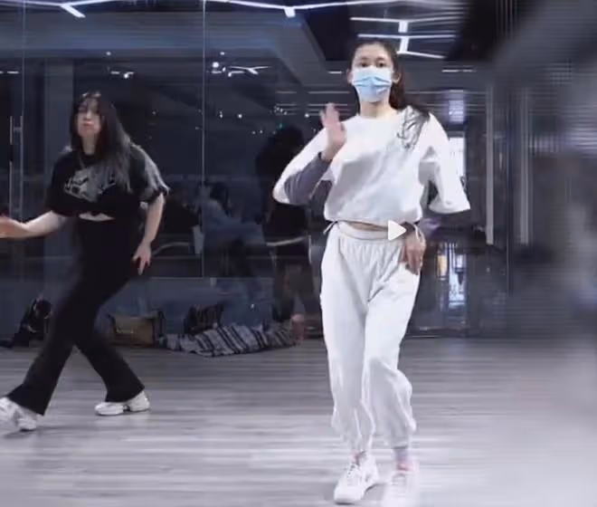 鄭愷老婆罕曬22年前練舞照，一字馬好驚艷，當媽後舞蹈功底依舊